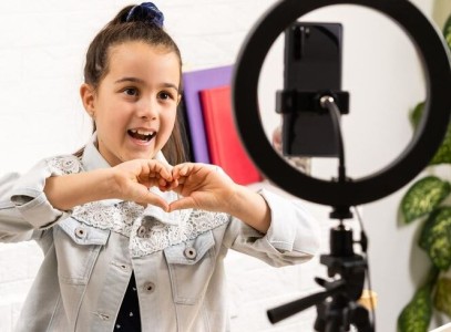 Types of ring light with magnifying glass